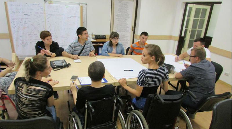 Slika. Sastanka mladih osoba s invaliditetom u prostorijama I.C. Lotosa, povodom kreiranja promotivnog materijala za novi ciklus, 10. juli 2018.