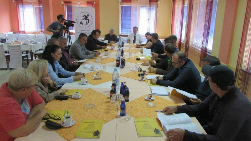 Slika 1. Okrugki sto Koalicije OOSI TK, održan u Sapni 12. septembra 2017.