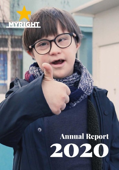 Slika. Slika naslovnice MyRight godišnjeg izvještaja za 2020. Na slici je veseli dječak s Down sindromom koji nosi naočale, šal oko vrata i tamnoplavu jaknu, a u prvom planu je njegova desna ruka s podignutim palcem. U pozadini se vidi škola. U gornjem lijevom uglu je logo MyRight, a u donjem desnom uglu piše Annual Report 2020. Slika je nastala u okviru kampanje #ProbudiSe za kvalitetno inkluzivno obrazovanje, u okviru MyRight programa u BiH.