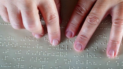 Generalna skupština Ujedinjenih nacija je 17. decembra 2018. godine usvojila Rezoluciju World Blind Union potvrdivši 4. januar, dan rodjenja Louis Braille kao Svjetski dan Brajevog pisma. Na slici je prikazano Brajevo pismo i ruke osobe koja ga čiita.