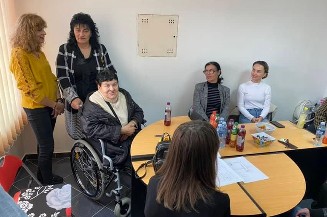 Slika nastala tokom sastanka 2. novembra u Bijeljini. Na slici su članice foruma žena s invaliditetom i predstavnice Kolosi. 