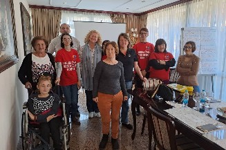 Grupna slika nastala tokom sastanka sa predstavnicima/cama Koalicije OOSI regije Doboj i članicama njihovog novoformiranog Foruma žena s invaliditetom regije Doboj.