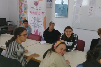 Slika nastala tokom sastanka 04. novembra 2022. godine u prostorijama vodeće organizacije Koalicije organizacija osoba s invaliditetom Hercegovačk-neretvanskog kantona, Udruženju mladih “Ružičnjaka-Los Rosalesa” u Mostarusa predstavnicima/cama partnerske Koalicije i članicama Foruma žena s invaliditetom OOSI HNK.