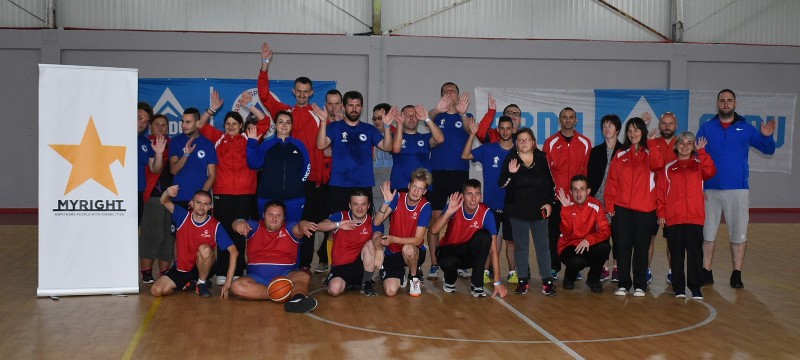 Grupna slika sportista i sportistkinja Udruženja Oaza u sportskoj sali u Ajdinovićima. Grupna slika sportista i sportistkinja Udruženja Oaza u sportskoj sali u Ajdinovićima.
