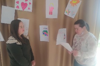Organizacije i pojedinci širom svijeta zalažu se za potpunu inkluziju u društvo za osobe s Down sindromom, te koriste ovaj značajan datum kao dodatnu priliku da podignu svijet o njihovim pravima, te da osnaže i potaknu i druge da se pridruže njihovim naporima. Na slici su dvije djevojke sa Down sindromom tokom sastanka sa mentoricom u okviru projekta „Ovdje sam – Vidljiva i ponosna!“, realizovanog u mjesecu martu u Mostaru.