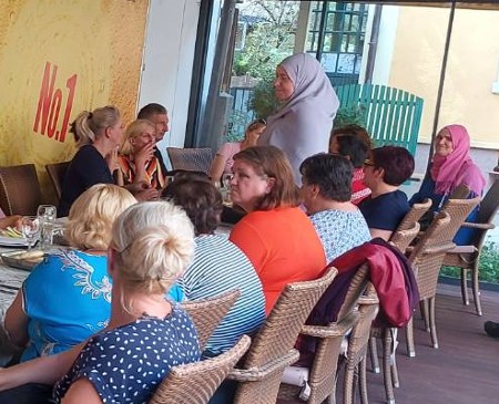 Slika nastala tokom sastanka roditelja i drugih članova porodica mladih osi u bašti u restoranu „citta del sale