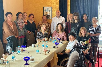 U oкviru aktivnosti mentorskog programa projekta osnaživanja žena s invaliditetom „Ovdje sam - vidljiva i ponosna!”, mentorica Slavena Rajić održala je deseti mentorski sastanak sa ženama s invaliditetom u Koaliciji organizacija osoba s invaliditetom Grada Bijeljina KOLOSI, 11. juna 2022. godine u Bijeljini. Na sastanku je formiran ”Forum žena sa invaliditetom Koalicije KOLOSI”. Od ukupno 12 žena koje su prošle mentorski program, njih 11 će nastaviti djelovati kroz forum žena.