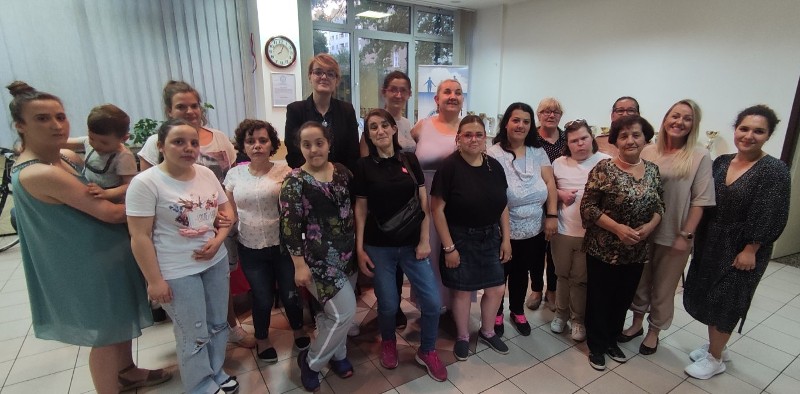 Grupna slika učesnica mentoring programa i mentorice, i jednog malog dječaka nastala tokom završnog sastanka u Udruženju slijepih KS Grupna slika učesnica mentoring programa i mentorice, i jednog malog dječaka nastala tokom završnog sastanka u Udruženju slijepih KS