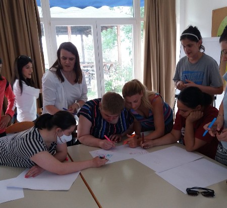 Slika učesnica mentoring programa i mentorice tokom desetog sastanka u Udruženju Ružičnjak Mostar