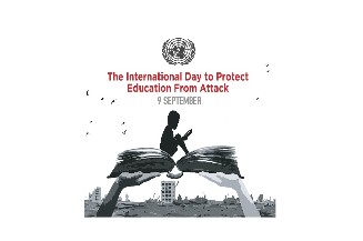 Slika preuzeta sa web stranice UNESCO na kojoj dvije ruke izdignuto iznad gradskih ruševina drže otvorenu veliku knjigu na kojoj sjedi dječak koji takođe drži knjigu u rukama. Iznad piše International Day to Protect Education from Attack 9. September