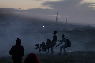 Iako MyRight ne djeluje u Ukrajini, želimo da ukažemo na činjenicu da su osobe s invaliditetom posebno teško pogođene krizama i oružanim sukobima. Trenutni rat u Ukrajini nije izuzetak.
Ba slici je u folusu osoba u kolicima koju guraju dva mladića, dok im jo dvije osobe u dukserucama sa navučenim kapuljačama pritrčavaju, u ratom pogođenom području, okoloje deim.