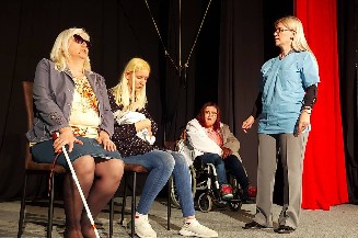 U okviru projekta „Invaliditet i seksualno i rodno zasnovano nasilje-građenje kapaciteta protiv seksualnog i rodno zasnovanog nasilja“, 26. i 27. aprila 2022. godine održana je predstava „Lične priče“ u Tuzli i Bijeljini.