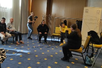 Predstava će u aprilu biti prikazana: 26.04. u 17:00 sati u prostoru Kina „Kaleidoskop“ Tuzla, te 27.04. u 17:00 sati u sali Hotela