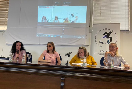 Na slici su četiri panelistice tokom panel diskusije održane u Tuzli 12. jula 2023.