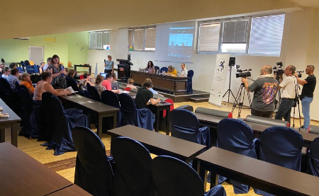 Na slici su četiri panelistice, movinari i ostali učesnicitokom panel diskusije održane u Tuzli 12. jula 2023.