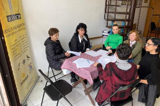 Slika sa prvog radnog sastanka članica Foruma žena s invaliditetom Koalicije osoba sa invaliditetom Grada Bijeljine KOLOSI i koordinatora projekta, 14.03.2023. Bijeljina.