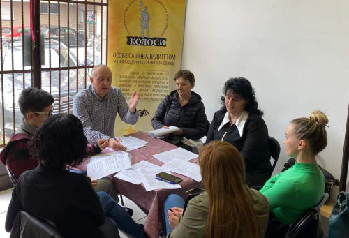 Slika sa prvog radnog sastanka članica Foruma žena s invaliditetom Koalicije osoba sa invaliditetom Grada Bijeljine KOLOSI i koordinatora projekta, 14.03.2023. Bijeljina