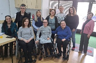 Grupna slika članica foruma u prostorijama Informativnog centra za osobe s invaliditetom 