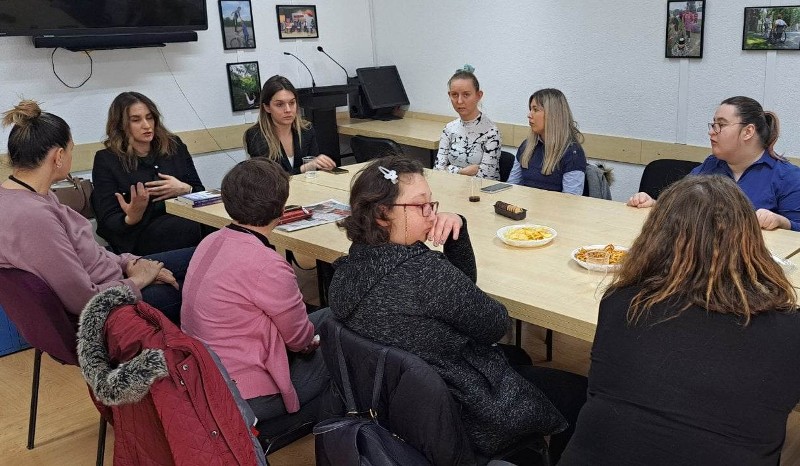 Slika članica foruma i predstavnica organizacije GirlThing tokom sastanka u prostorijama Informativnog centra za osobe s invaliditetom 