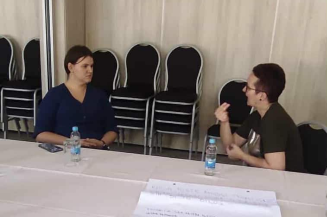 Na slici je Bojana Ljubojević članica Fprima žena s invaliditetom TK, osoba oštećenog sluha i Sunita Dizdar- Hodžić tumač znakovnog jezika, tokom susreta žena s invaliditetom realizovanog krajem avgusta u Banji Vrućici u organizaciji MyRight. 