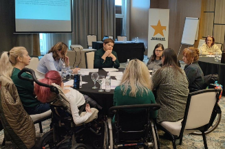 Slika učesnica treninga i trenerice nastala tokom treninga.