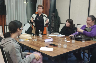 Slika nastala tokom trećeg treninga ekonomskog osnaživanja žena s invaliditetom u BiH, održanog krajem novembra 2024. godin. Na slici su mentorica Dajra, te učesnice Jelna, Emina i Sanja
