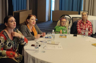 Na slici su učesnice programa ekonomskog osbnaživanja, Melina Mirić, Merima Sorguč i Nikolina Jović te asistentica Snježana Jović. Slika je nastala tokom prvog dana treniga 18. oktobra 2025. godine u hotelu Hollywood u Sarajevu.