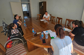 Na slici su predstavnice Foruma žena sa invaliditetom regije Doboj sa direktorom u JZU Doma zdravlja Doboj Vladimirom Markovićem tokom sastabka održanog 03. juna 2025.