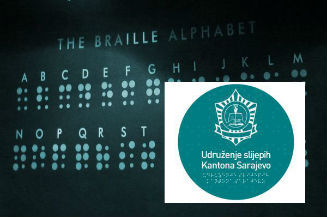 Na slici je Logo udruženja slijepih a u pozadini se nalazi brajevo pismo na zelenoj podlozi.