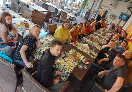 Slika toko peer supporta roditeljai članova porodica mladih s invaliditetom u bašti restorana u blizini I.C. Lotos Tuzla.