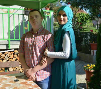 Slika Džemala Karčića i njegove sestre, povodom priče nastala u okviru kampanje PonosniNaSebe, 15. septembar 2016.