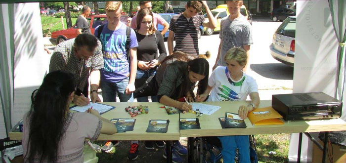 Slika 1. Peticija podrške kampanji #PonosniNaSebe u Tuzlanskom kantonu, Lukavac 20. juni 2016. 