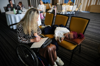 Na slici su Nikolina Jovič i Adisa Šaranović na drugom treningu ekonomskog ekonomskog za izradi biznis planova održanom u novembru 2025.