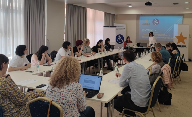 Na slici su učesnice i učesnici Konferencije