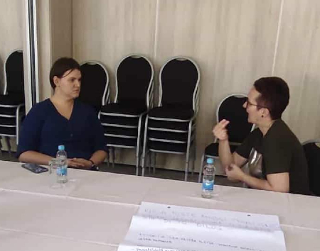 Na slici je Bojana Ljubojević članica Fprima žena s invaliditetom TK, osoba oštećenog sluha i Sunita Dizdar- Hodžić tumač znakovnog jezika, tokom susreta žena s invaliditetom realizovanog krajem avgusta u Banji Vrućici u organizaciji MyRight.