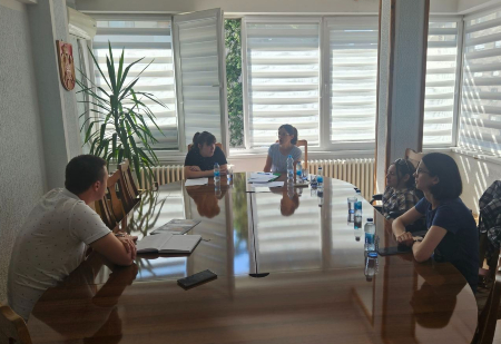 a slici su predstavnice Foruma žena sa invaliditetom regije Doboj sa direktorom u JZU Doma zdravlja Doboj Vladimirom Markovićem tokom sastabka održanog 03. juna 2025.