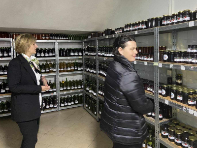 Slika učesnice studijske posjete đane gačanice i predsjednice udruženja mostu proatorijama udruženju žena „most