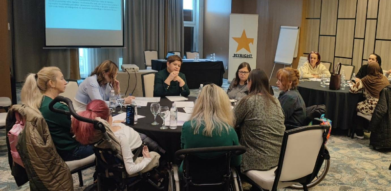 Slika učesnica treninga i trenerice nastala tokom treninga Slika učesnica treninga i trenerice nastala tokom treninga