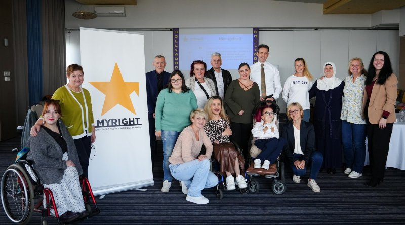 Grupna slika učesnica, organizatora, trenera i asistenata, nastala u sali hotela Hollywood 19.oktobra