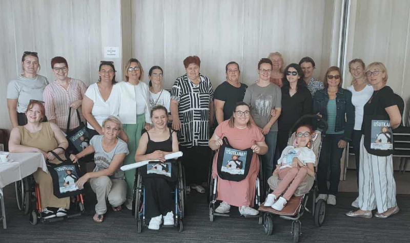 Grupna slika nastala tokom susreta žena s invaliditetom održanog u Tesliću u periodu od 26. do 28. augusta 2025. godine u u cilju umrežavanje žena s invaliditetom u Bosni i Hercegovini.