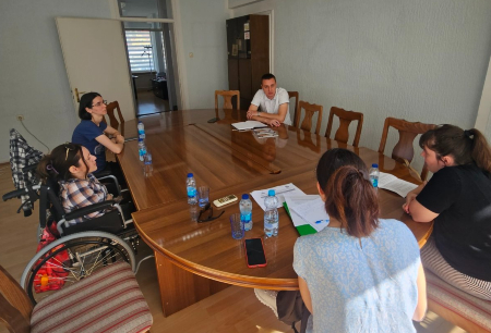 a slici su predstavnice Foruma žena sa invaliditetom regije Doboj sa direktorom u JZU Doma zdravlja Doboj Vladimirom Markovićem tokom sastabka održanog 03. juna 2025.