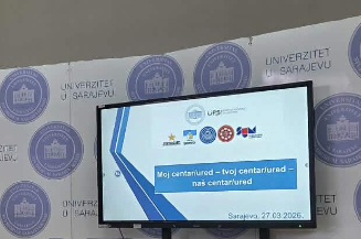 Slika ekrana sa nazivom okruglog stola, na kojoj su loga organizatora, u pozadini su baneri sa logom i nazivom Univerziteta u Sarajevu, 27. mart 2026.