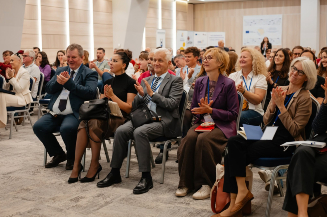 Slika učesnica i učesnika IV Kongresa OSI u BiH nastala tokom ceremonije svečanog otvaranja 20.10.2026. godine