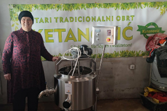 Na slici je Hasneta Ketanović sa opremom koja če unaprijediti razvoj njenog biznisa proizvodnje domaćih džemova i sokova od autohtonih vrsta voča i povrća sa obronaka Majevice.
