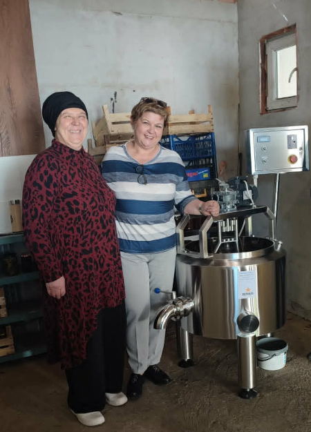 Na slici je Hasneta Ketanović i Mentorica i trenerica Dajra Čano sa opremom koja će unaprijediti razvoj njenog biznisa proizvodnje domaćih džemova i sokova od autohtonih vrsta voča i povrća sa obronaka Majevice.