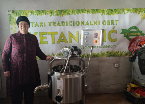 Na slici je Hasneta Ketanović sa opremom koja će unaprijediti razvoj njenog biznisa proizvodnje domaćih džemova i sokova od autohtonih vrsta voča i povrća sa obronaka Majevice.